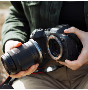 Appareil photo hybride Canon EOS R7 + Objectif RF-S 18-150mm F3.5-6.3 IS STM + Bague d'adaptation monture EF-EOS R (5137C019AA)