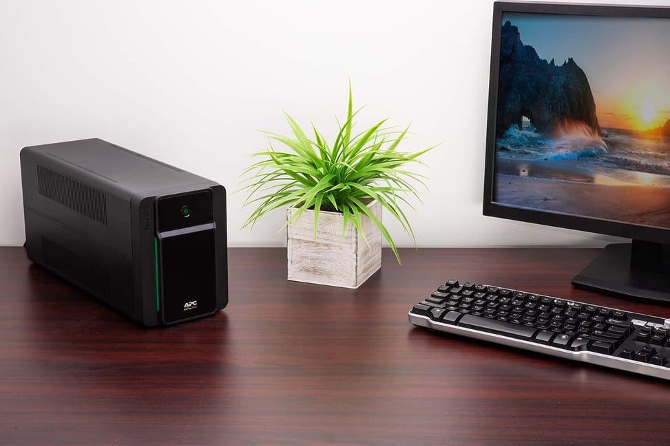 APC Easy UPS BVX1600LI-GR Line-Interactive UPS - 900 W / 1600 VA - 4 FR outlets (Schuko) — image 4