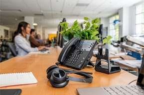 POLY Casque VOYAGER 4320-M certifié Microsoft Teams avec socle de charge (77Z00AA) — image 8