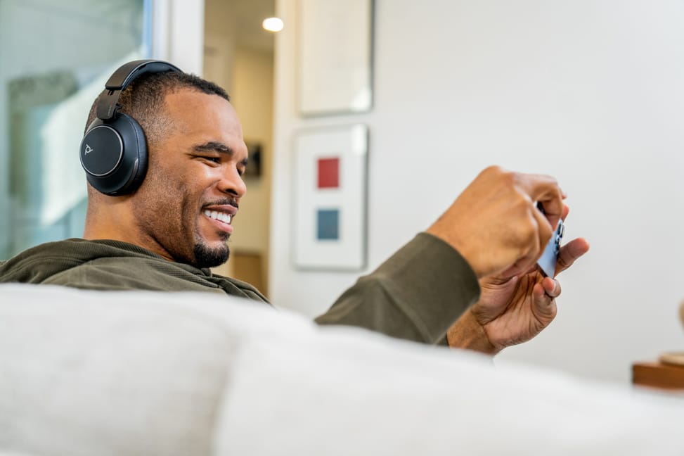 سماعة رأس بميكروفون POLY Voyager Surround 80 UC USB-C معتمدة لـ Microsoft Teams + محول USB-C/A (8G7U0AA) — صورة 5