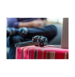 POLY Micro-casque Voyager Focus 2 USB-C avec base de chargement (77Y89AA)