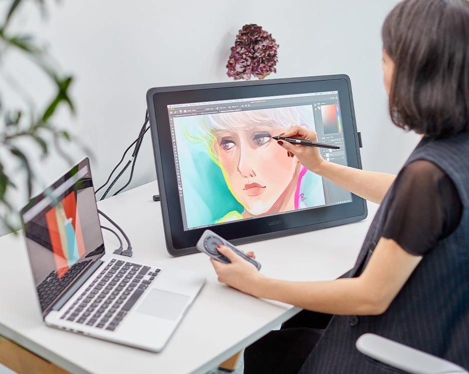 Écran interactif Wacom Cintiq 22 Wacom Cintiq 22 Pen Display In Use