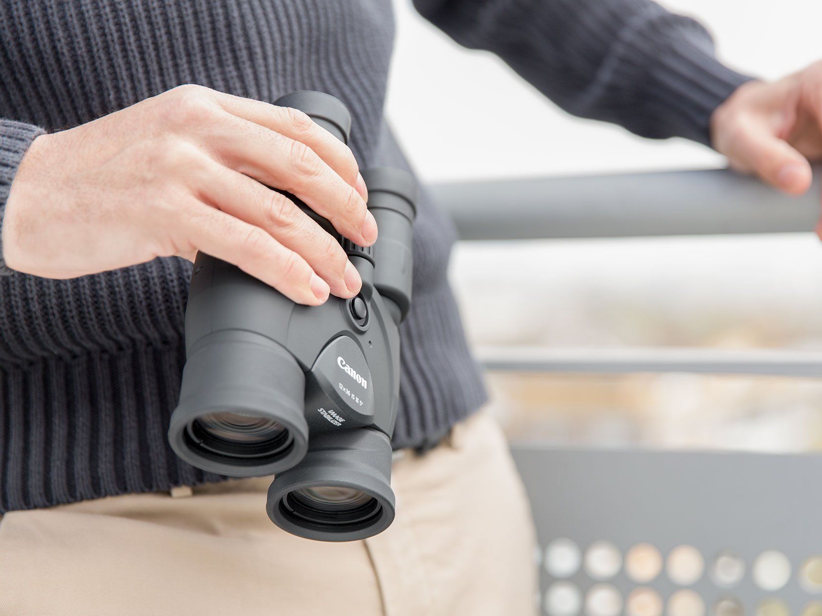 9526B005_Canon-12x36-Binoculars_07
