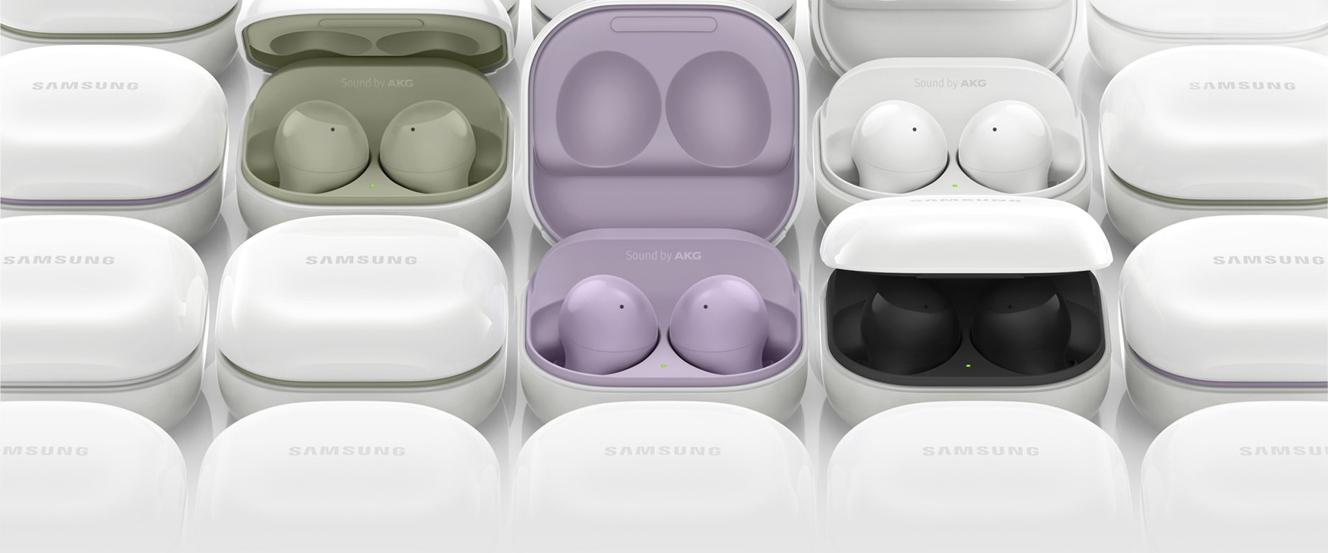 &Eacute;tuis de Galaxy Buds2 plac&eacute;s les uns &agrave; c&ocirc;t&eacute; des autres. Certains des &eacute;tuis sont ouverts pour montrer les diff&eacute;rentes couleurs &agrave; l&rsquo;int&eacute;rieur de l&rsquo;&eacute;tui, allant du vert olive, lavande, et blanc, au noir.