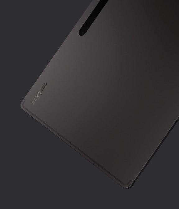 Galaxy Tab S8 Ultra Graphite vue de l&rsquo;arri&egrave;re et l&eacute;g&egrave;rement de c&ocirc;t&eacute; pour pr&eacute;senter son design fin.