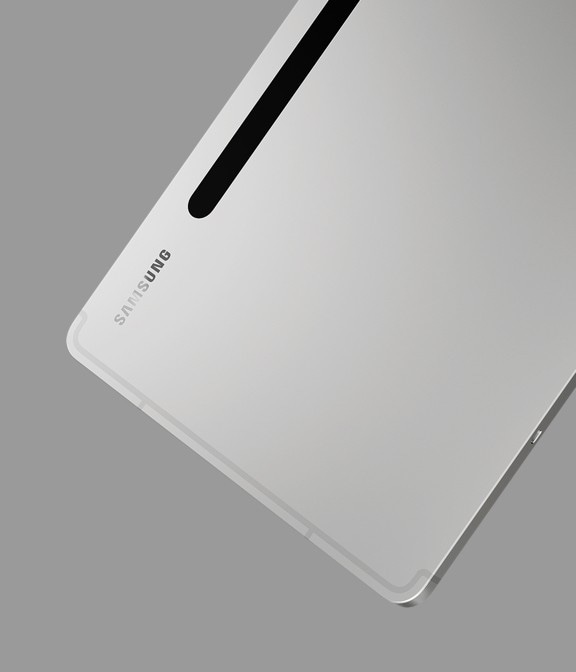 Galaxy Tab S8 Argent vue de l&rsquo;arri&egrave;re et l&eacute;g&egrave;rement de c&ocirc;t&eacute; pour pr&eacute;senter son design fin.