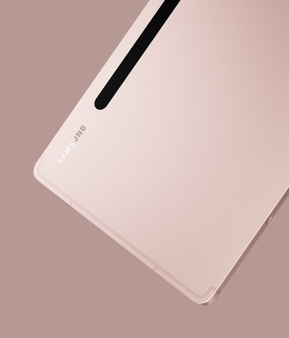 Galaxy Tab S8 Or Rose vue de l&rsquo;arri&egrave;re et l&eacute;g&egrave;rement de c&ocirc;t&eacute; pour pr&eacute;senter son design fin.