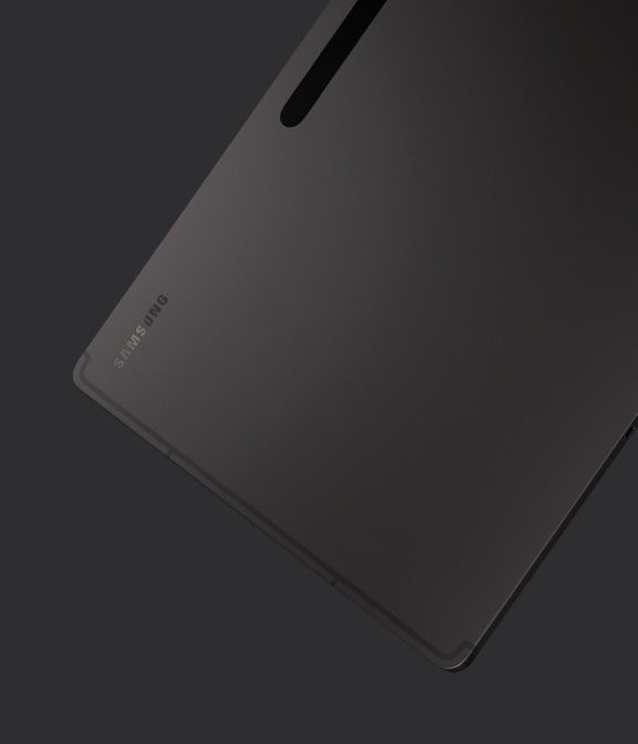 Galaxy Tab S8 Ultra Graphite vue de l&rsquo;arri&egrave;re et l&eacute;g&egrave;rement de c&ocirc;t&eacute; pour pr&eacute;senter son design fin.