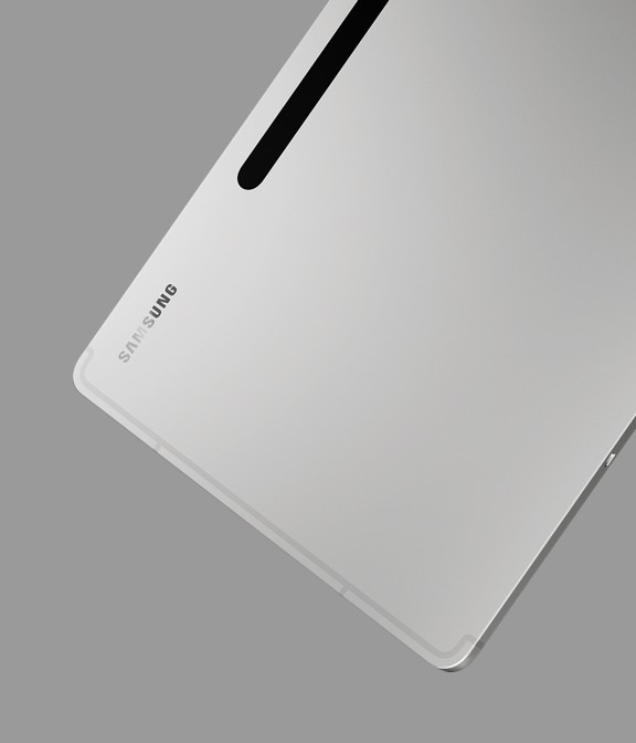 Galaxy Tab S8+ Argent vue de l&rsquo;arri&egrave;re et l&eacute;g&egrave;rement de c&ocirc;t&eacute; pour pr&eacute;senter son design fin.