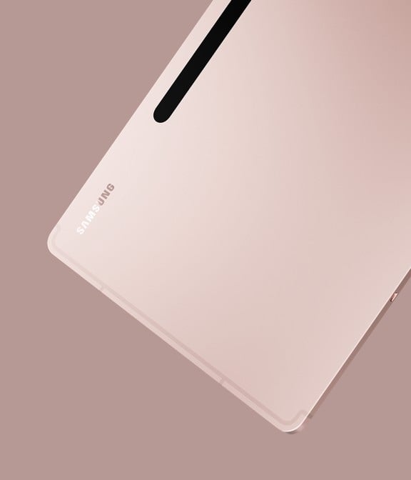 Galaxy Tab S8+ Or Rose vue de l&rsquo;arri&egrave;re et l&eacute;g&egrave;rement de c&ocirc;t&eacute; pour pr&eacute;senter son design fin.
