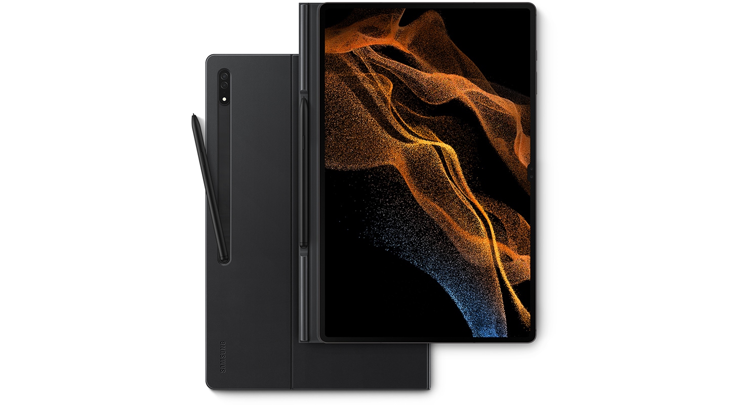 Une Tab S8 Ultra dans un &eacute;tui Book Cover. La vue avant pr&eacute;sente le S Pen enti&egrave;rement dans son support. En dessous, une vue arri&egrave;re avec le S Pen en partie dans son support.