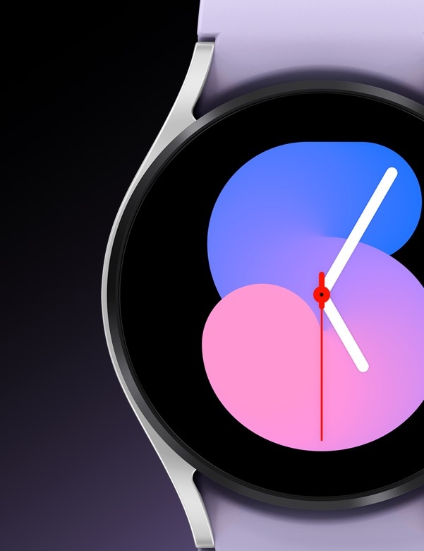 Un appareil Silver Galaxy Watch5 montrant son cadran de montre avant qui a le temps '5:05' affich&eacute;.