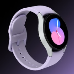 Un clich&eacute; de trois quarts d'un appareil Silver Galaxy Watch5 avec un groupe qui&rsquo;s ferm&eacute;.