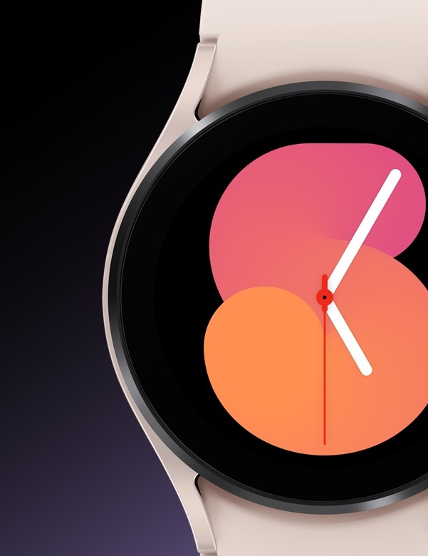 Un appareil Pink Gold Galaxy Watch5 montrant son cadran de montre avant qui a le temps '5:05' affich&eacute;.
