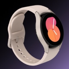 Un clich&eacute; de trois quarts d'un appareil Pink Gold Galaxy Watch5 avec un groupe qui&rsquo;s ferm&eacute;.