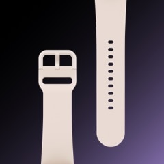 Bracelet Pink Gold Galaxy Watch5 pos&eacute; &agrave; plat montrant le d&eacute;tail et le design de la bande.