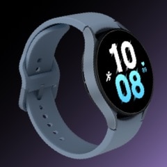 Un clich&eacute; de trois quarts d'un appareil Sapphire Galaxy Watch5 avec un groupe qui&rsquo;s ferm&eacute;.