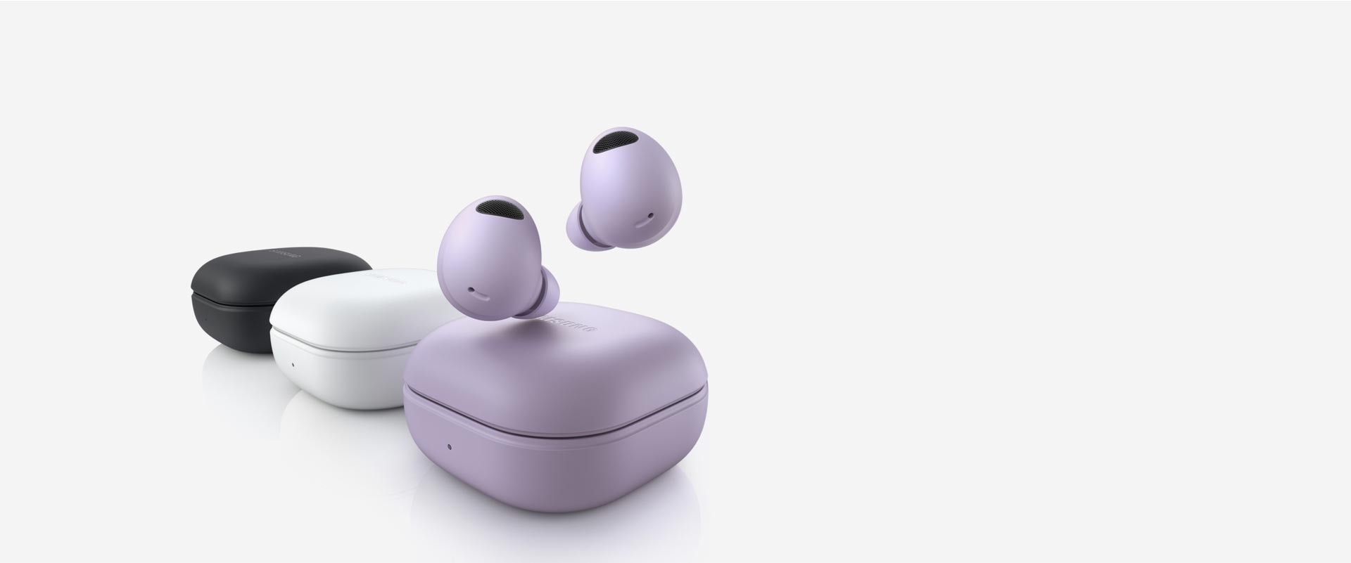 Trois Galaxy Buds2 Pro sont align&eacute;s. L&rsquo;appareil Galaxy Buds2 Pro Bora purple &agrave; l&rsquo;avant comporte deux &eacute;couteurs qui planent au-dessus de l&rsquo;&eacute;tui ferm&eacute;. L&rsquo;&eacute;tui ferm&eacute; Blanc du milieu est suivi d&rsquo;un &eacute;tui ferm&eacute; Graphite pour les Buds2 Pro.