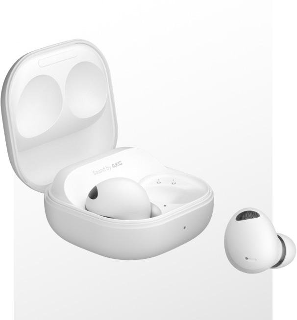 Un &eacute;tui de Galaxy Buds2 Pro blanc ouvert avec un &eacute;couteur &agrave; l&rsquo;int&eacute;rieur et l&rsquo;autre flottant &agrave; l&rsquo;ext&eacute;rieur.