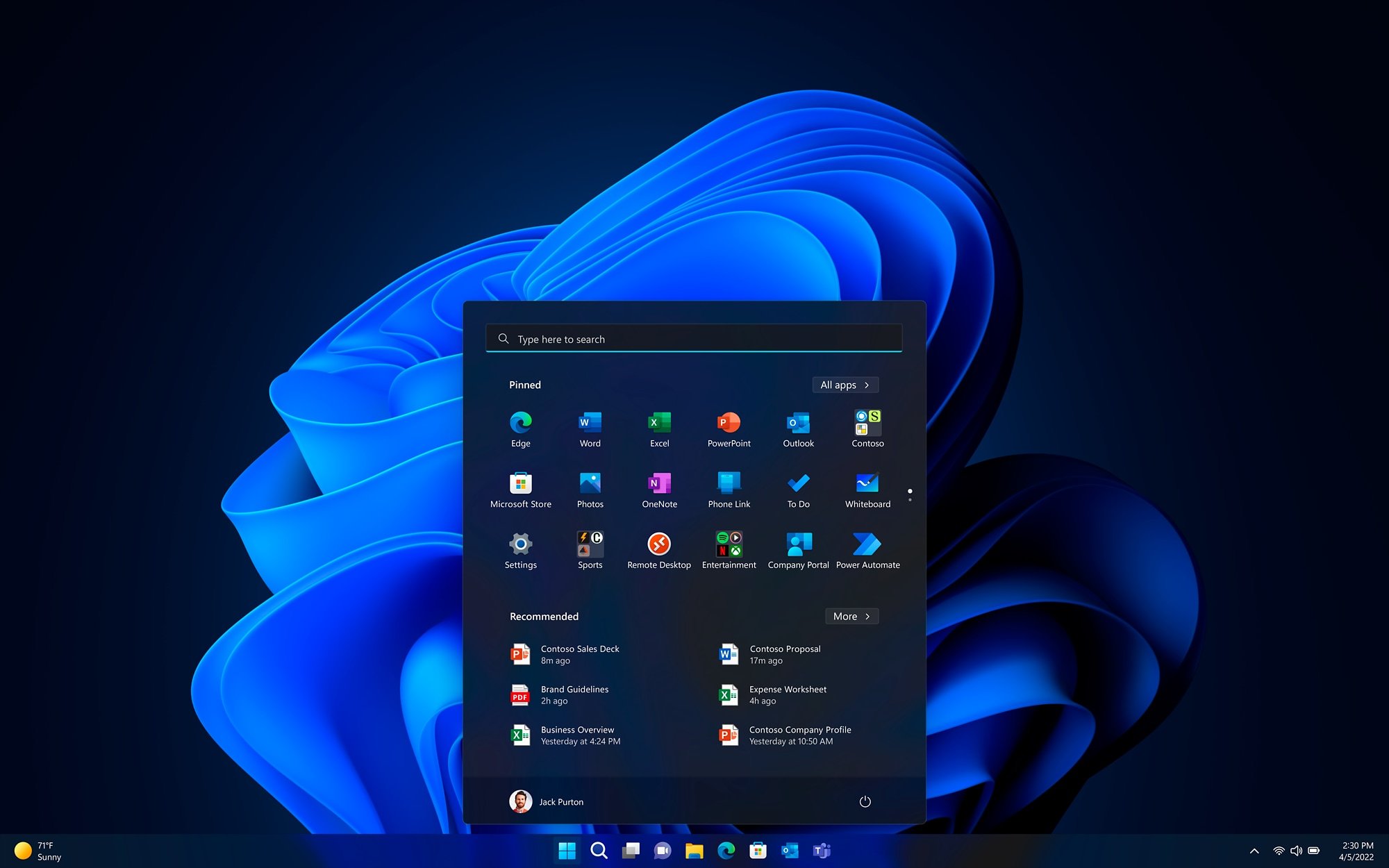 Logo bleu Microsoft Windows 11 en arrière-plan sur la page d’accueil de l’ordinateur portable et outil de recherche ouvert.