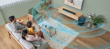 Une famille regardant un téléviseur dans un salon, avec des ondes sonores bleues émises par la barre de son et le caisson de basses