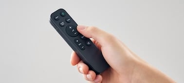 Image d'une main utilisant une télécommande