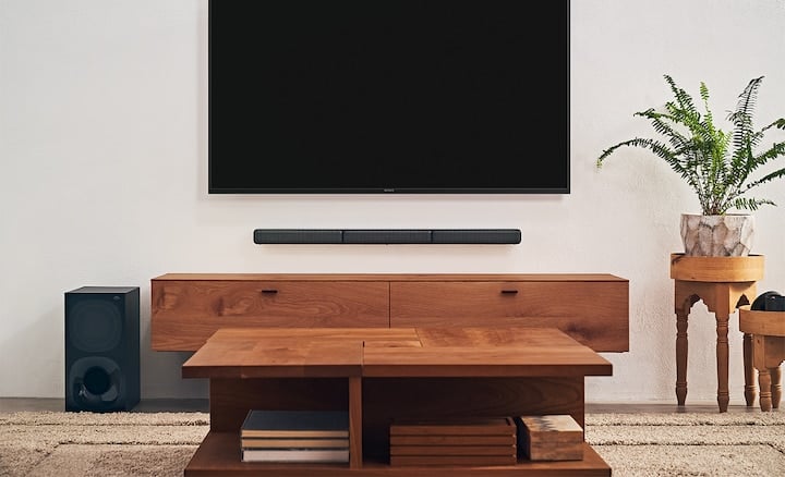 Le HT-S40R int&eacute;gr&eacute; dans un salon sous une TV BRAVIA