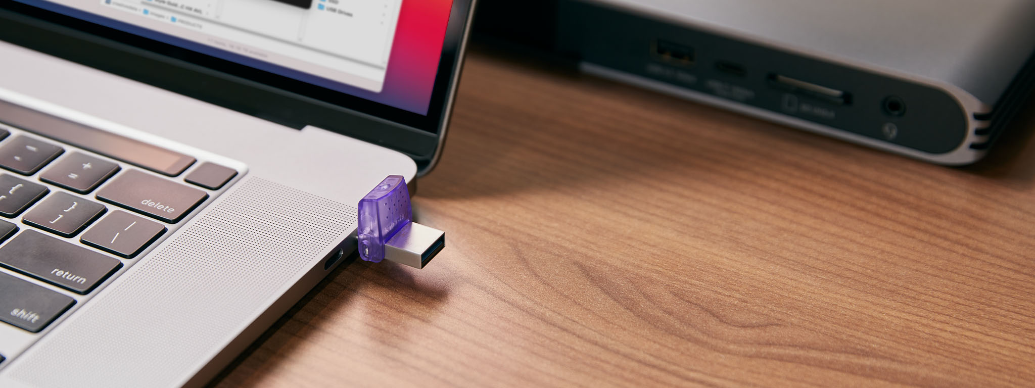 Une cl&eacute; USB DT MicroDuo 3C connect&eacute;e au c&ocirc;t&eacute; droit d&rsquo;un ordinateur portable sur un bureau