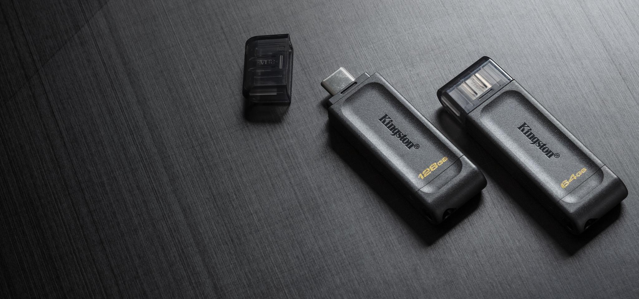 Deux cl&eacute;s USB DT70 pos&eacute;es sur une surface textile