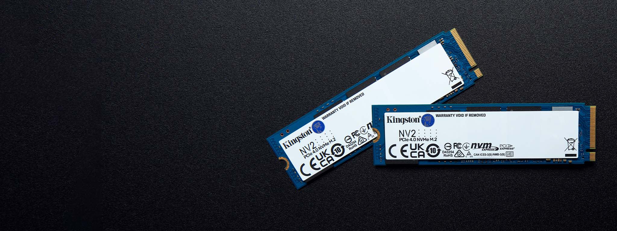 Vue de dessus de deux SSD NV2 M.2 pos&eacute;s sur une surface noire