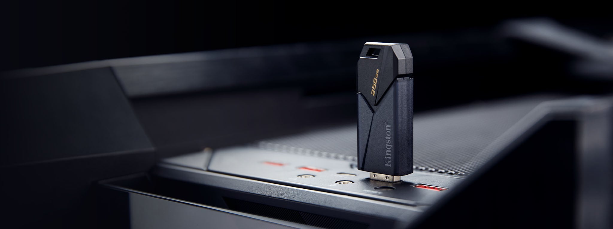 Une cl&eacute; USB Exodia Onyx connect&eacute;e &agrave; un port align&eacute; horizontalement sur un PC