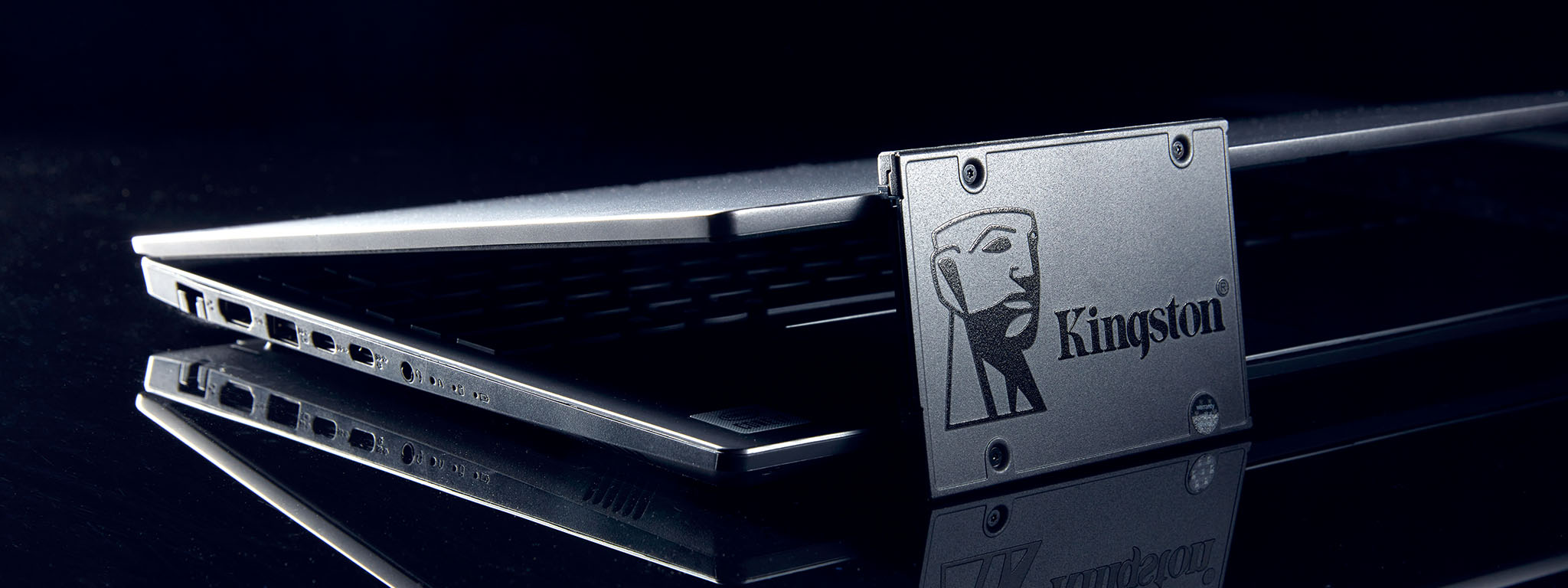 Un SSD A400 se trouve sur le couvercle d’un ordinateur portable presque fermé.