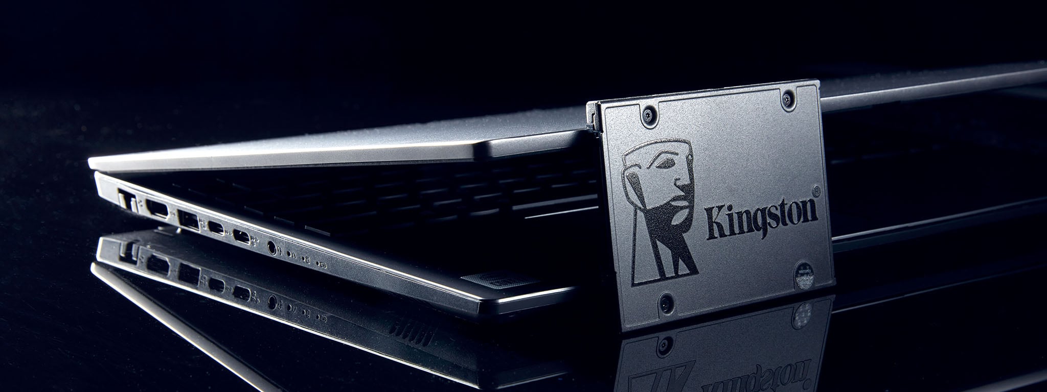 Un SSD A400 se trouve sur le couvercle d&rsquo;un ordinateur portable presque ferm&eacute;.