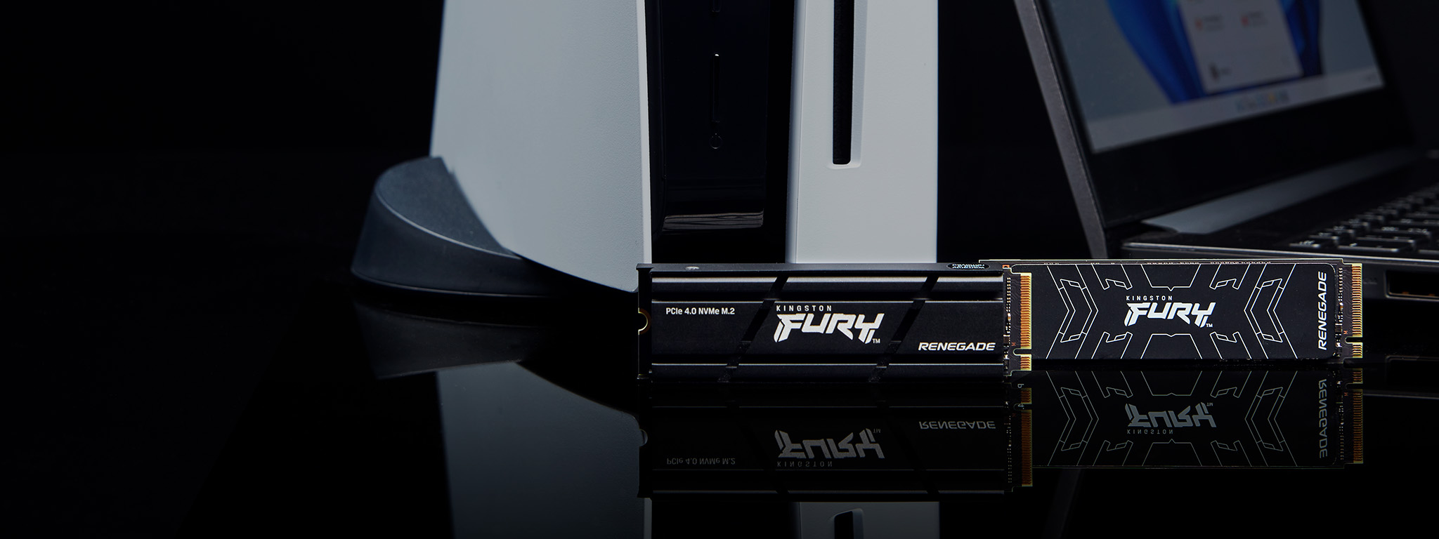 Deux SSD Kingston FURY Renegade, avec et sans radiateur de dissipation thermique, sont plac&eacute;s &agrave; c&ocirc;t&eacute; d&rsquo;une PS5 et d&rsquo;un ordinateur portable.
