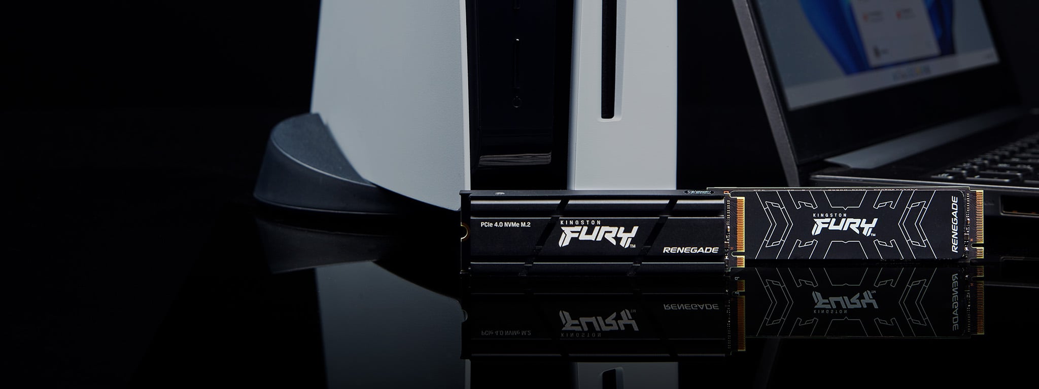 Deux SSD Kingston FURY Renegade, avec et sans radiateur de dissipation thermique, sont plac&eacute;s &agrave; c&ocirc;t&eacute; d&rsquo;une PS5 et d&rsquo;un ordinateur portable.