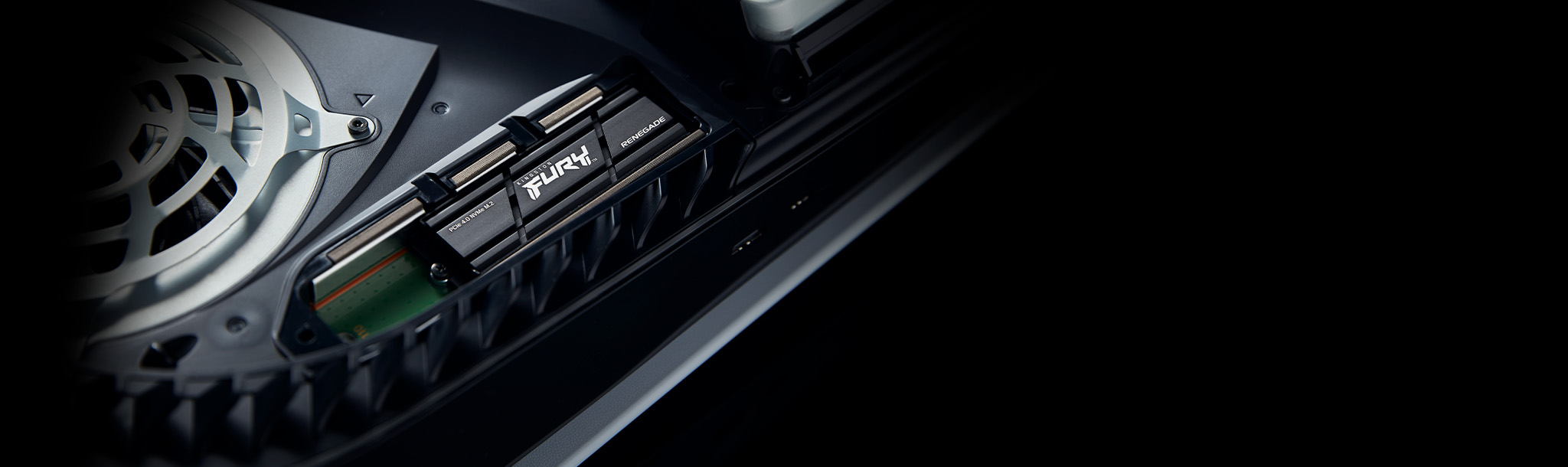 SSD de jeu Kingston FURY Renegade install&eacute; dans la PlayStation 5