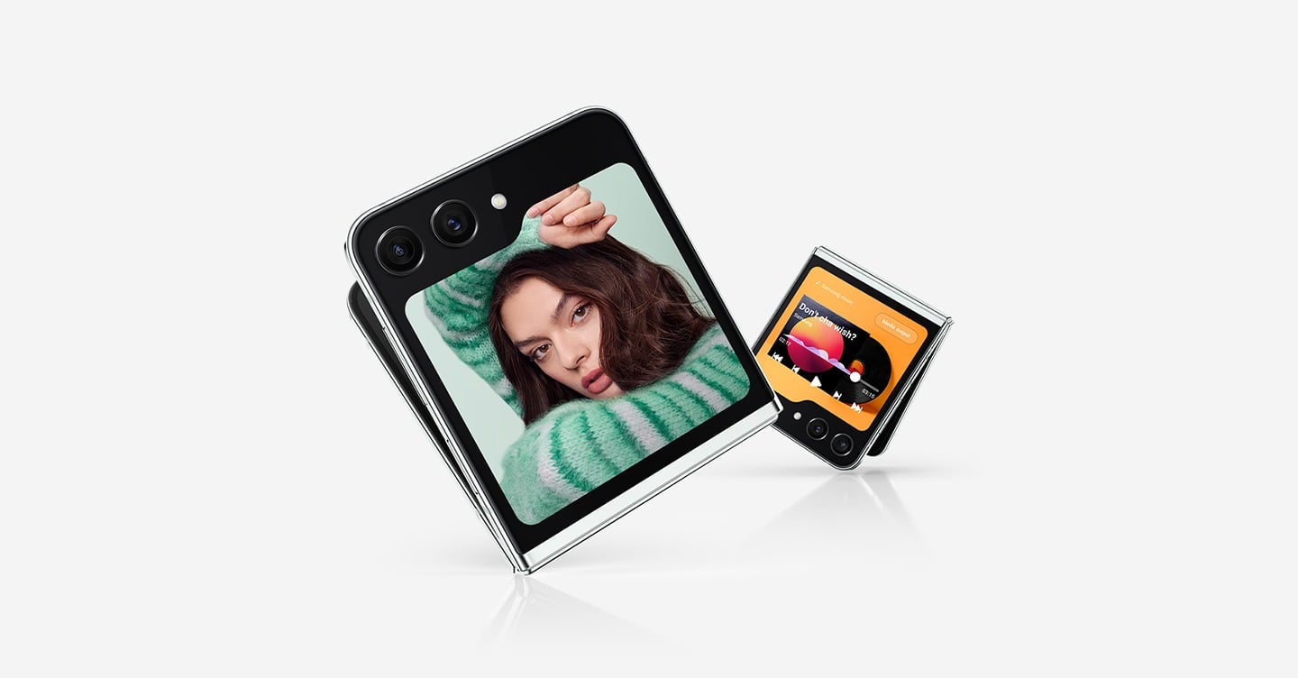 Deux Galaxy Z Flip5 sont l&eacute;g&egrave;rement d&eacute;pli&eacute;s et vus depuis la Flex Window. Un appareil affiche un selfie. L&rsquo;autre affiche un lecteur multim&eacute;dia avec des commandes de lecture et une barre de progression.