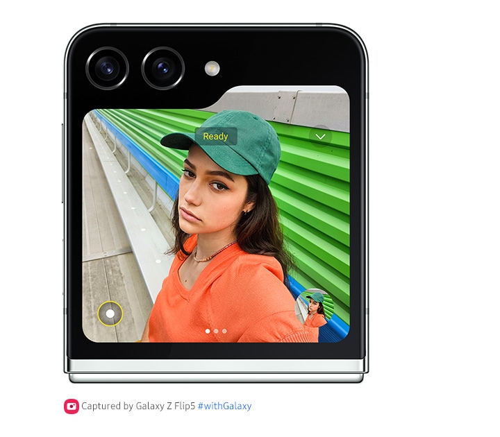 Un selfie est repr&eacute;sent&eacute; dans l&rsquo;interface de pr&eacute;visualisation de la Flex Window. Les ic&ocirc;nes de raccourci et les indicateurs de r&eacute;glage pour la prise de photos et de vid&eacute;os sont affich&eacute;s &agrave; l&rsquo;&eacute;cran.