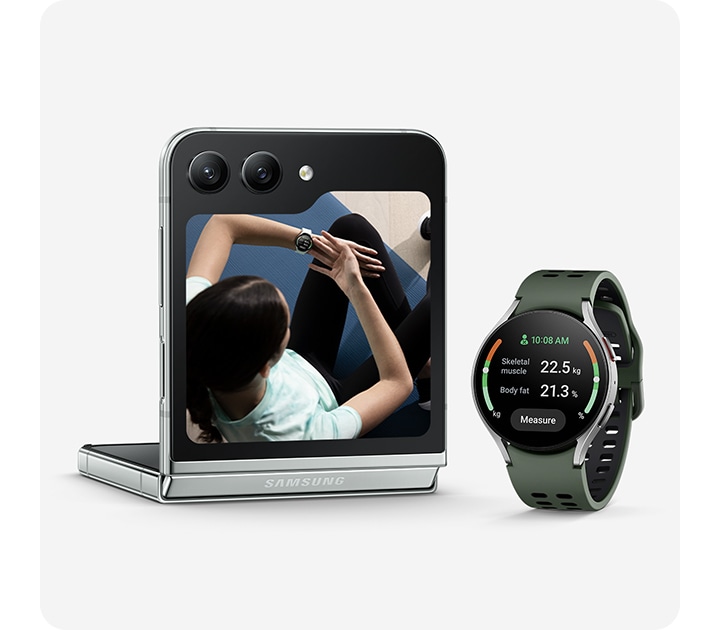 Le Galaxy Z Flip5 est en Flex mode et vu depuis la Flex Window. Sur la Flex Window se trouve un aperçu photo d’une femme faisant du yoga. À côté de l’appareil se trouve la Galaxy Watch6 avec les mesures de composition corporelle Samsung Health à l’écran.