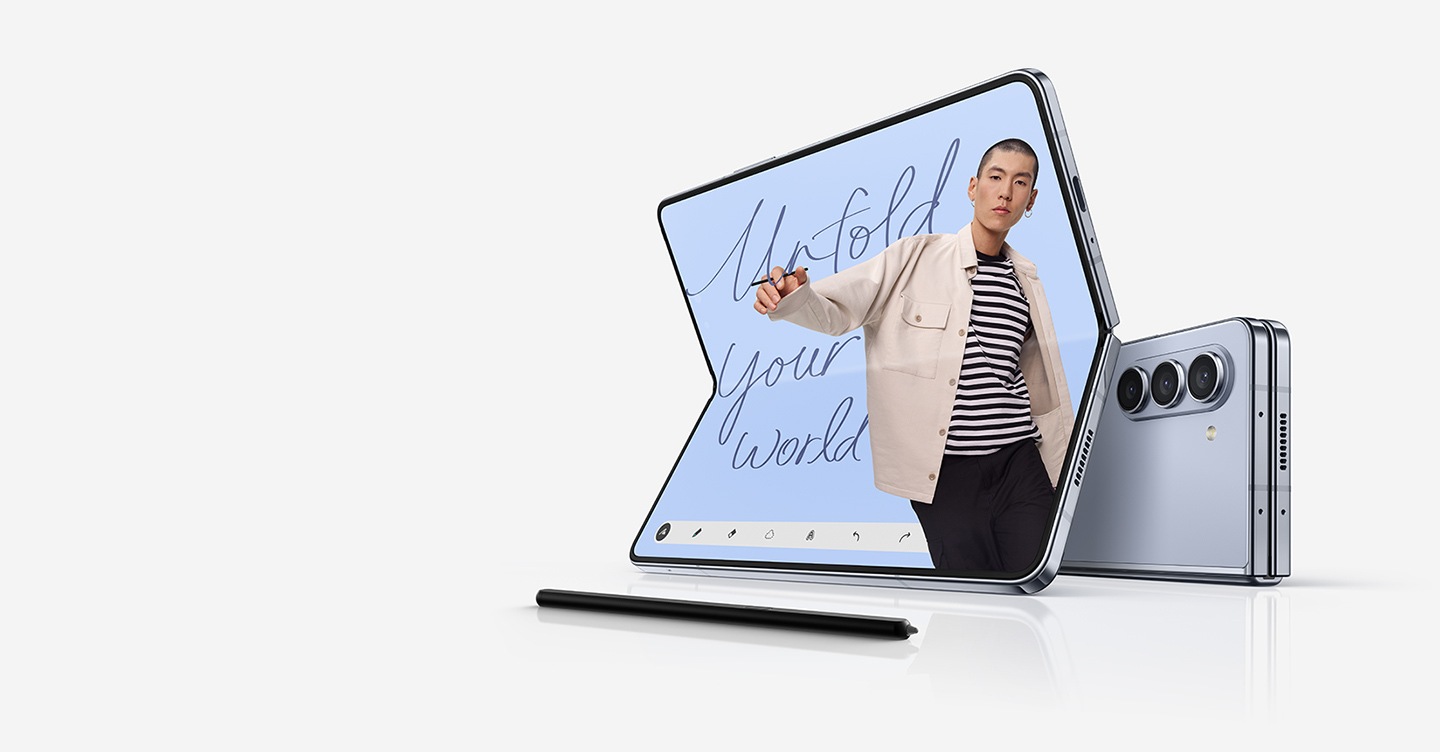 Deux Galaxy Z Fold5 plac&eacute;s horizontalement. Un appareil est pli&eacute; et vu de l&rsquo;arri&egrave;re et l&rsquo;autre est d&eacute;pli&eacute; pour montrer l&rsquo;&eacute;cran principal. Sur l&rsquo;&eacute;cran se trouve une application de prise de notes avec une composition illustr&eacute;e d&rsquo;une photo et d&rsquo;un texte manuscrit indiquant &laquo; Ouvrez votre monde en grand. &raquo; Le S Pen Fold Edition pour Galaxy Z Fold5 est pos&eacute; devant.