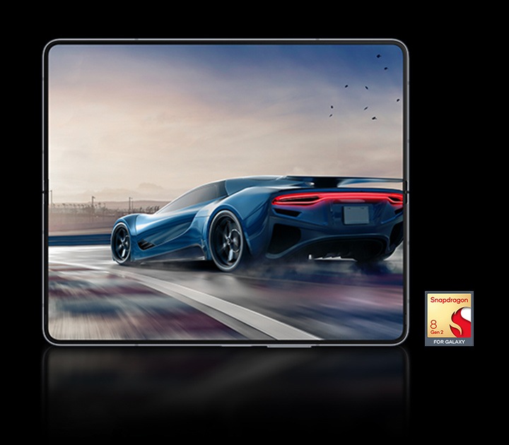 Image de jeu d&rsquo;une voiture de course acc&eacute;l&eacute;rant sur une route mouill&eacute;e sur l&rsquo;&eacute;cran principal du Galaxy Z Fold5.