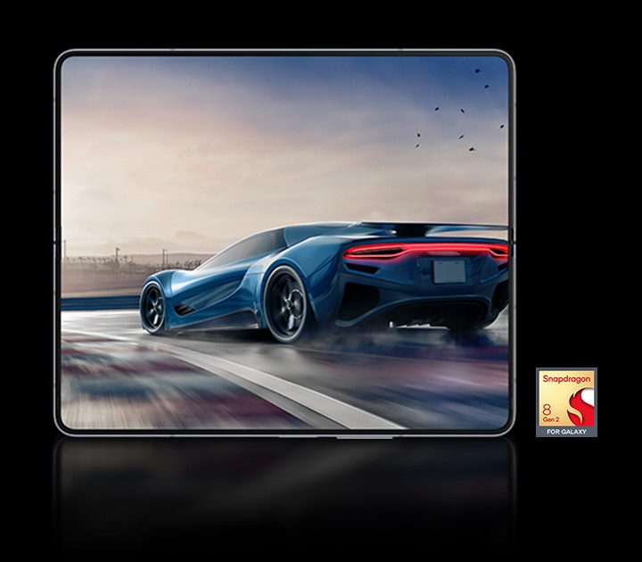 Image de jeu d&rsquo;une voiture de course acc&eacute;l&eacute;rant sur une route mouill&eacute;e sur l&rsquo;&eacute;cran principal du Galaxy Z Fold5.