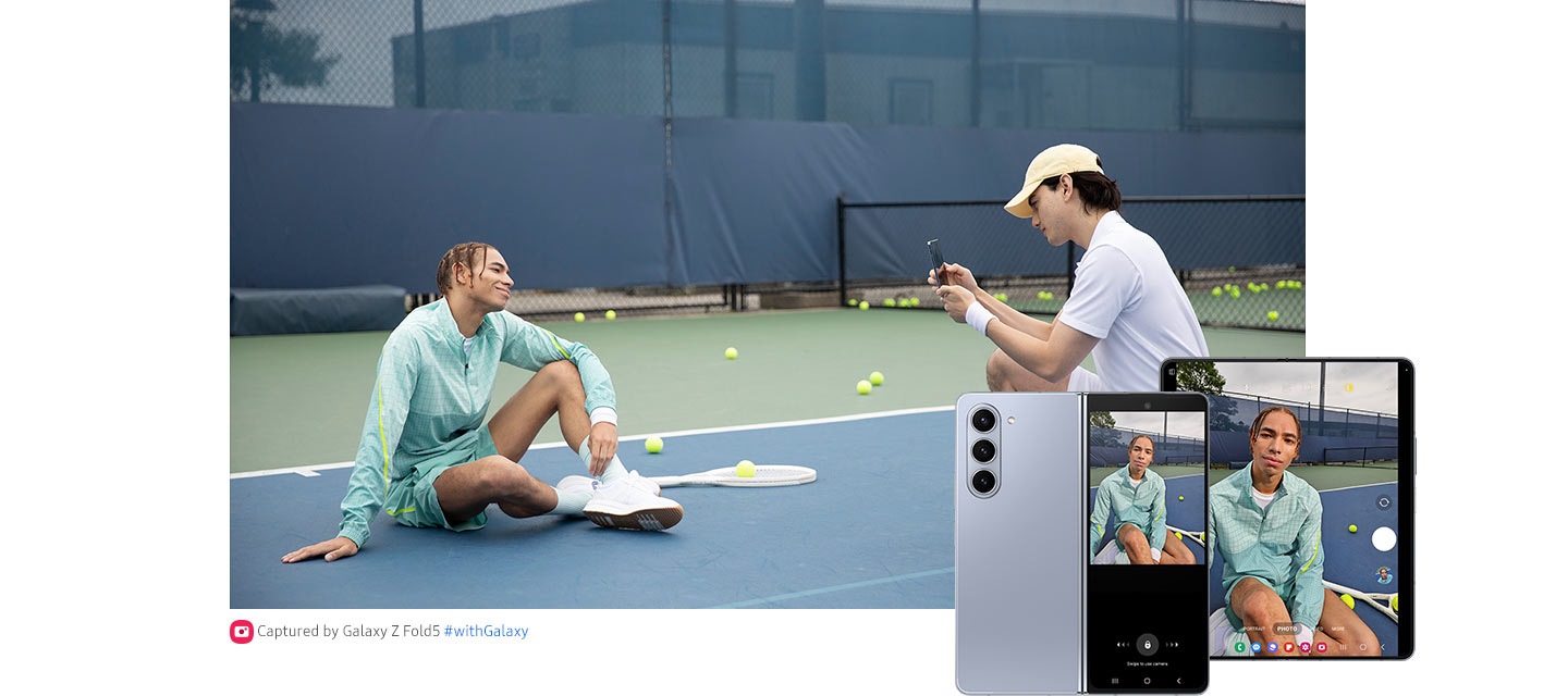 Un joueur de tennis pose pour une photo sur un court de tennis. Un co&eacute;quipier s&rsquo;agenouille devant pour prendre la photo avec l&rsquo;appareil photo arri&egrave;re d&rsquo;un Galaxy Z Fold5 d&eacute;pli&eacute;. Il observe l&rsquo;&eacute;cran principal tandis que le sujet de la photo observe l&rsquo;&eacute;cran ext&eacute;rieur. Ensuite, l&rsquo;aper&ccedil;u de la photo s&rsquo;affiche sur l&rsquo;&eacute;cran ext&eacute;rieur ainsi que sur l&rsquo;&eacute;cran principal.