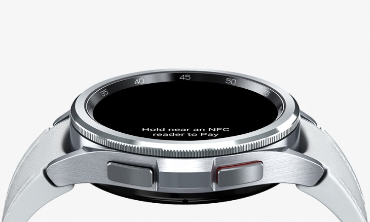 La Galaxy Watch6 Classic est pr&eacute;sent&eacute;e face vers le haut, avec une carte de cr&eacute;dit sur l&rsquo;&eacute;cran et une ic&ocirc;ne NFC pour montrer que Samsung Wallet peut d&eacute;sormais &ecirc;tre utilis&eacute; sur la Watch.