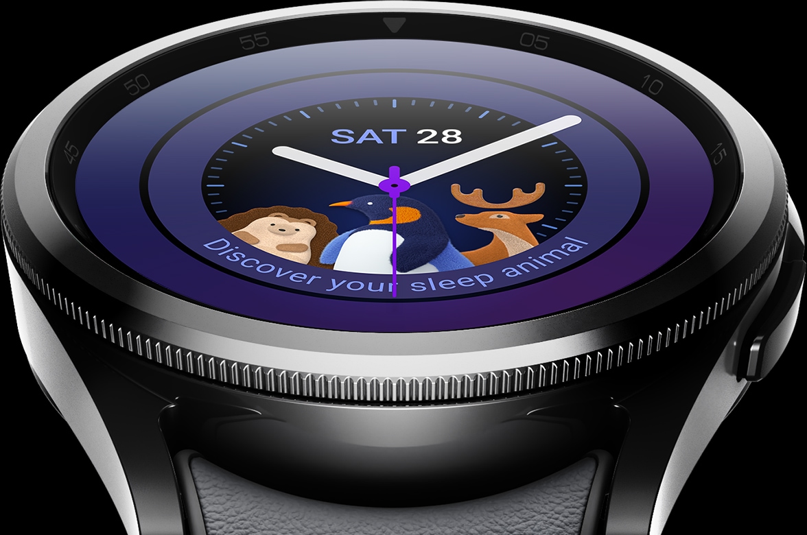 La Galaxy Watch6 Classic affiche l&rsquo;&eacute;cran &laquo;&nbsp;D&eacute;couvrez votre animal de sommeil&nbsp;&raquo;. La Watch s&rsquo;assombrit lentement pour indiquer le mode veille.