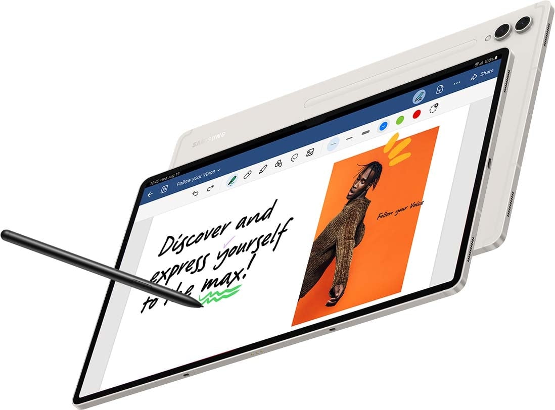 Une Galaxy Tab S9 Beige en mode Paysage vue de face avec l&rsquo;application GOODNOTES &agrave; l&rsquo;&eacute;cran et le S Pen touchant l&rsquo;&eacute;cran de l&rsquo;appareil. Derri&egrave;re, une autre Galaxy Tab S9 Beige avec l&rsquo;arri&egrave;re tourn&eacute; vers l&rsquo;avant et le logo Samsung affich&eacute;.
