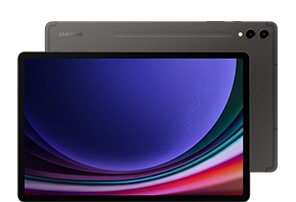 Une Galaxy Tab S9+ Graphite vue de face avec un fond d&rsquo;&eacute;cran bleu. Derri&egrave;re, une autre Galaxy Tab S9 Ultra Graphite avec l&rsquo;arri&egrave;re tourn&eacute; vers l&rsquo;avant et le logo Samsung affich&eacute;.