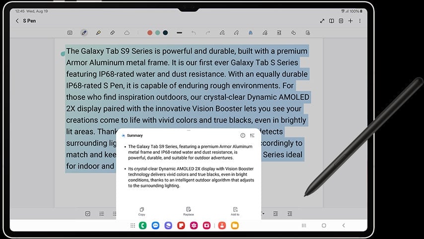 Une Galaxy Tab S9 Ultra en mode Paysage avec l’application Samsung Notes ouverte. À l’écran se trouve un bloc de texte décrivant la Galaxy Tab S9, mis en surbrillance en bleu. Dans la fenêtre contextuelle, deux puces récapitulent le texte à l’aide de la fonctionnalité Note Assist avec un S Pen touchant le bas de l’écran.