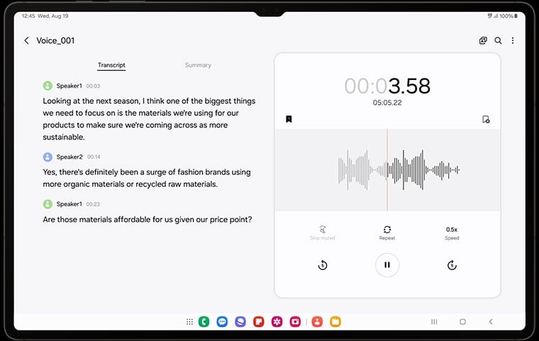 Une Galaxy Tab S9 Ultra en mode Paysage avec l’application Voice Recorder ouverte. Sur la gauche se trouve une version transcrite du fichier d’enregistrement sous l’onglet « Transcription » avec l’onglet « Résumé » à côté, obtenue à l’aide de la fonction Transcript Assist. Le fichier d’enregistrement d’origine se trouve à droite.