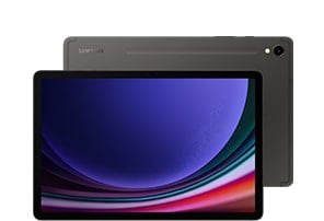 Une Galaxy Tab S9 Graphite vue de face avec un fond d’écran bleu. Derrière, une autre Galaxy Tab S9 Ultra Graphite avec l’arrière tourné vers l’avant et le logo Samsung affiché.
